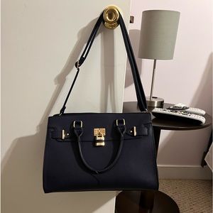 Beautiful Dasein handbag.